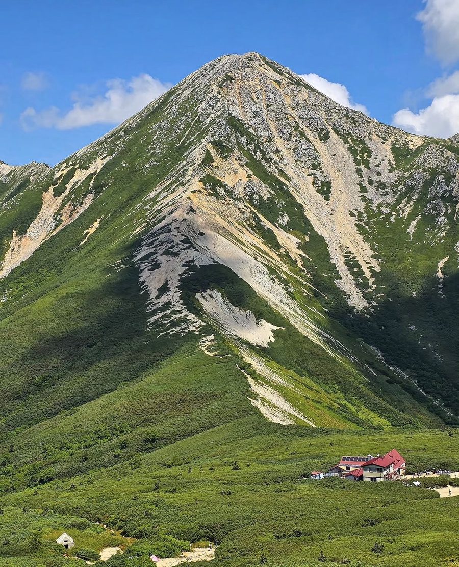 北アルプスの稜線と山小屋