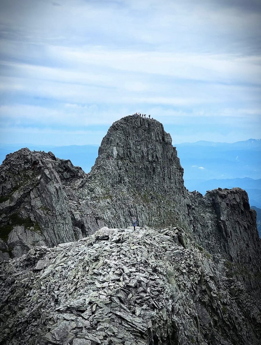 岩峰に立つ登山者・険しい岩稜